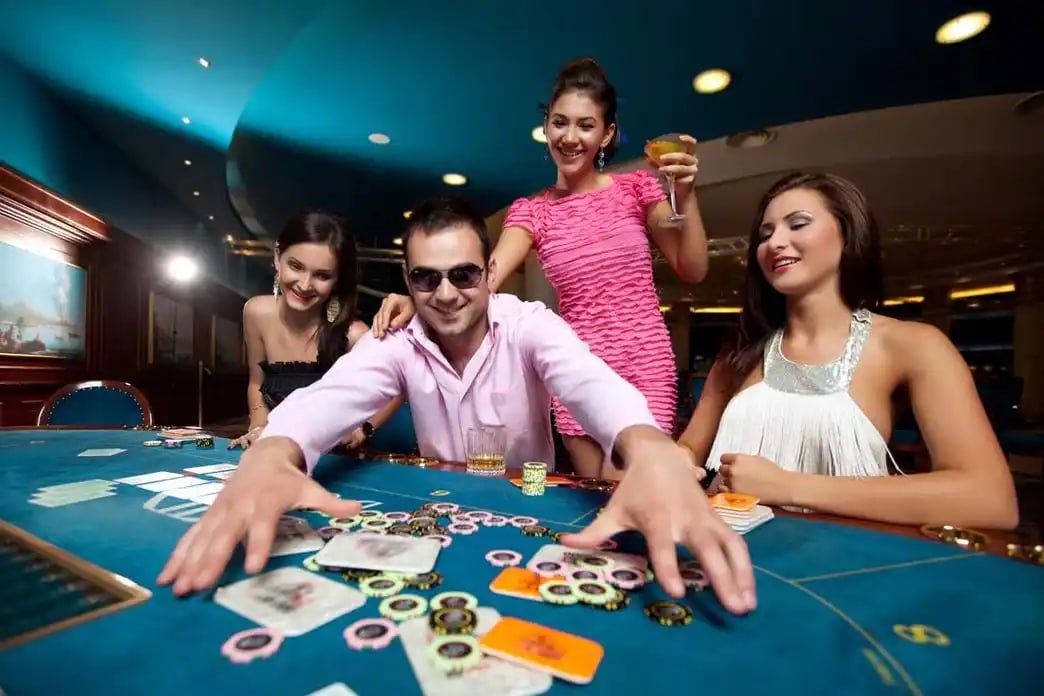 Filipino players enjoying lotto7 sports betting and gaming on mobile